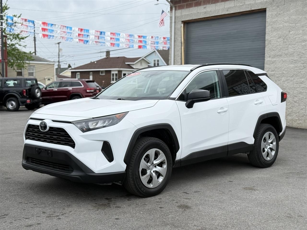 Toyota RAV4 LE FWD (Natl) 2019