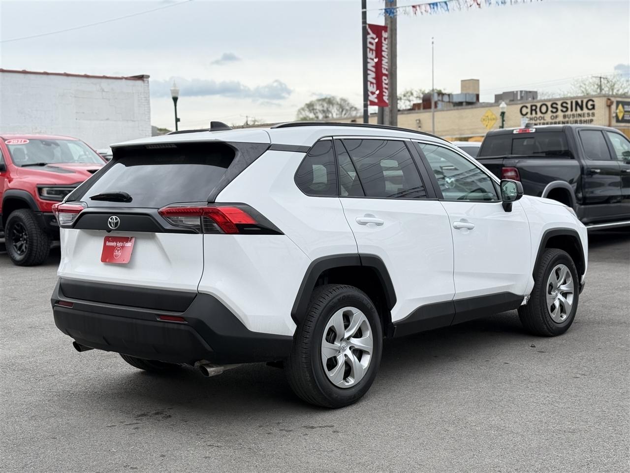 Toyota RAV4 LE FWD (Natl) 2019