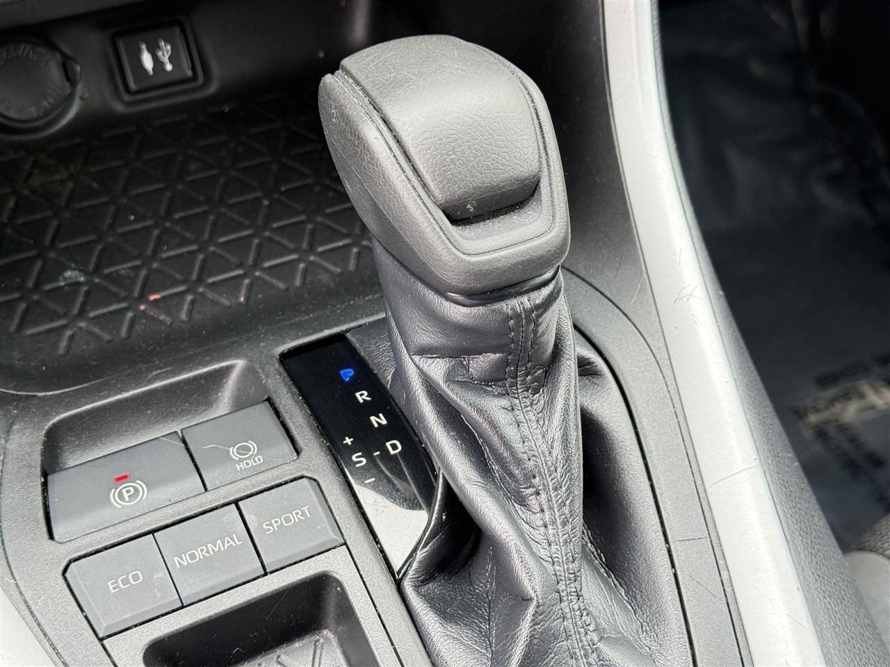 Toyota RAV4 LE FWD (Natl) 2019