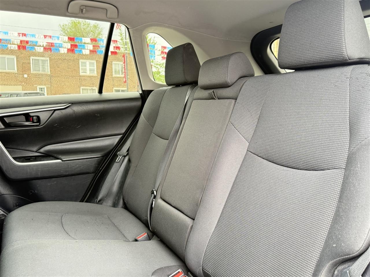 Toyota RAV4 LE FWD (Natl) 2019