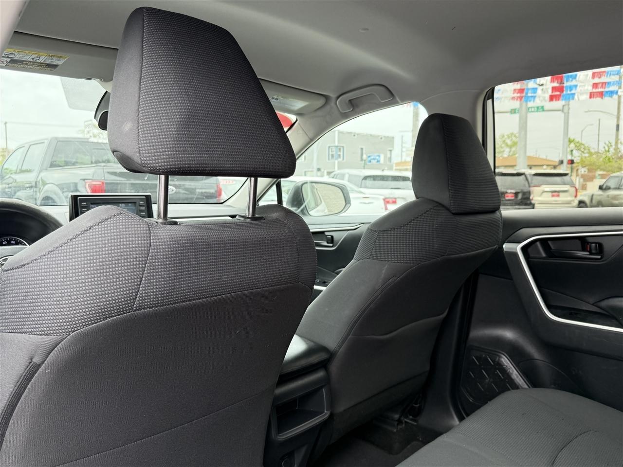 Toyota RAV4 LE FWD (Natl) 2019