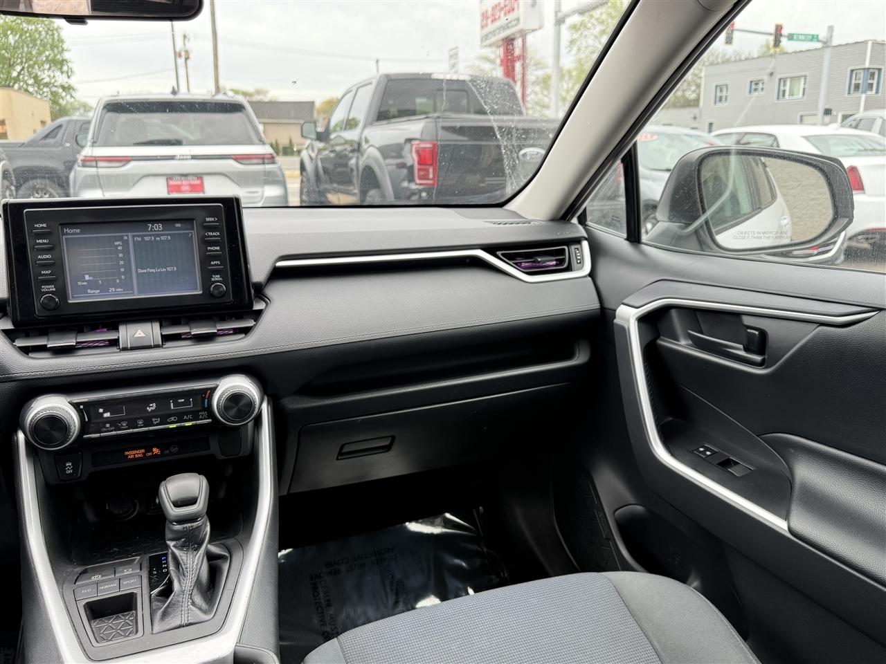 Toyota RAV4 LE FWD (Natl) 2019