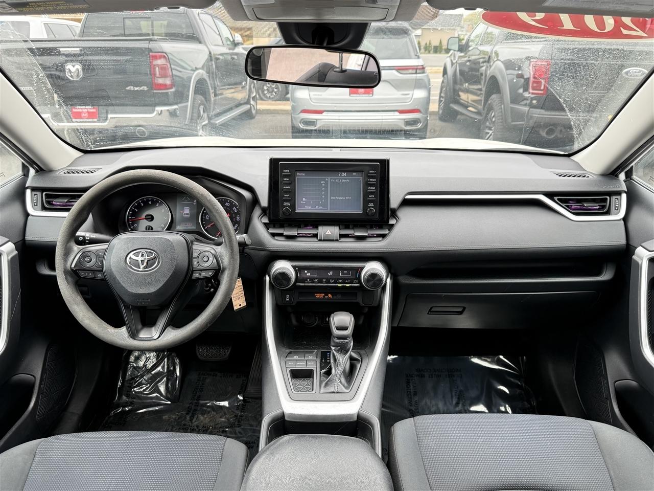 Toyota RAV4 LE FWD (Natl) 2019