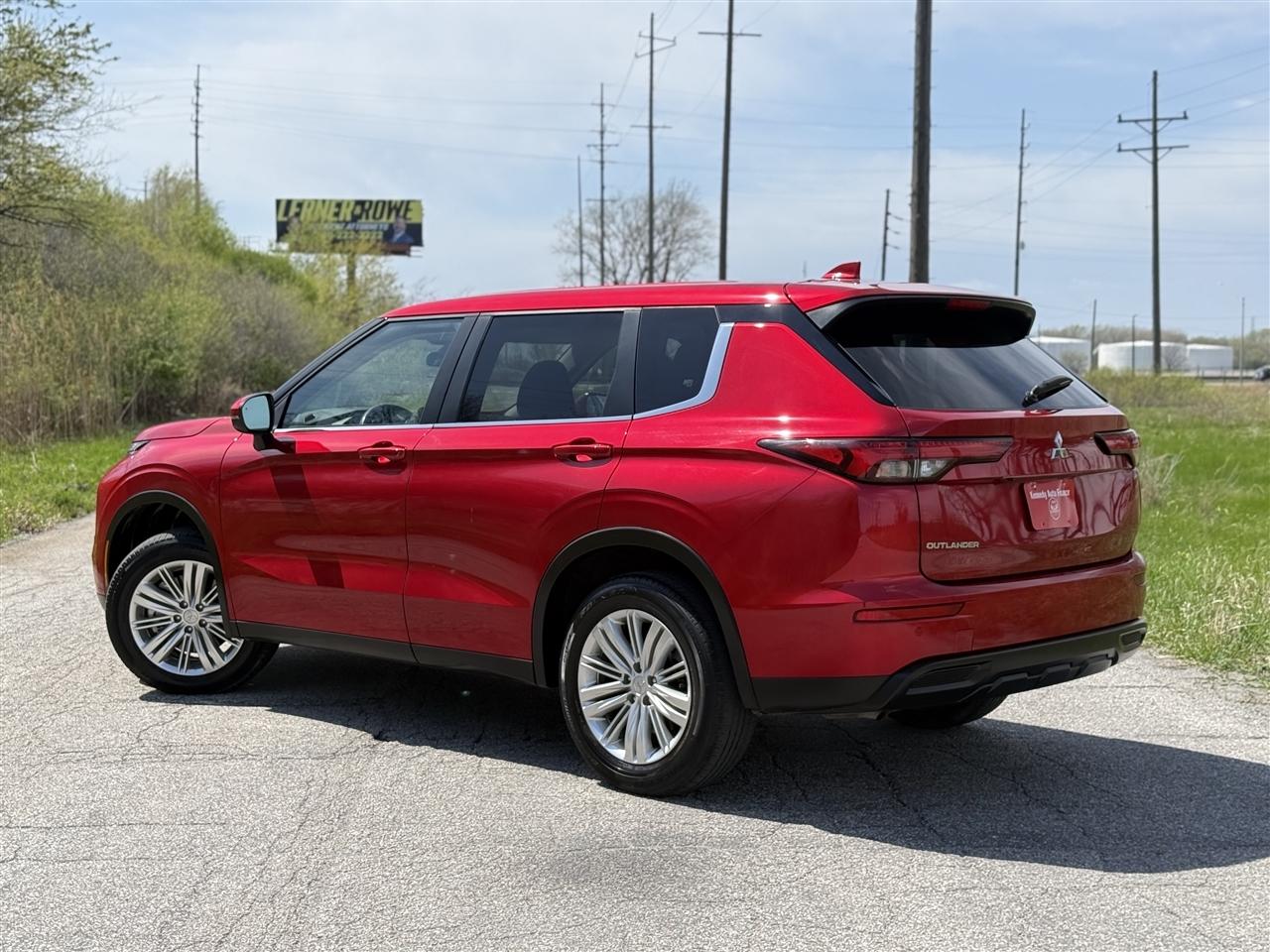 Mitsubishi Outlander ES FWD 2024