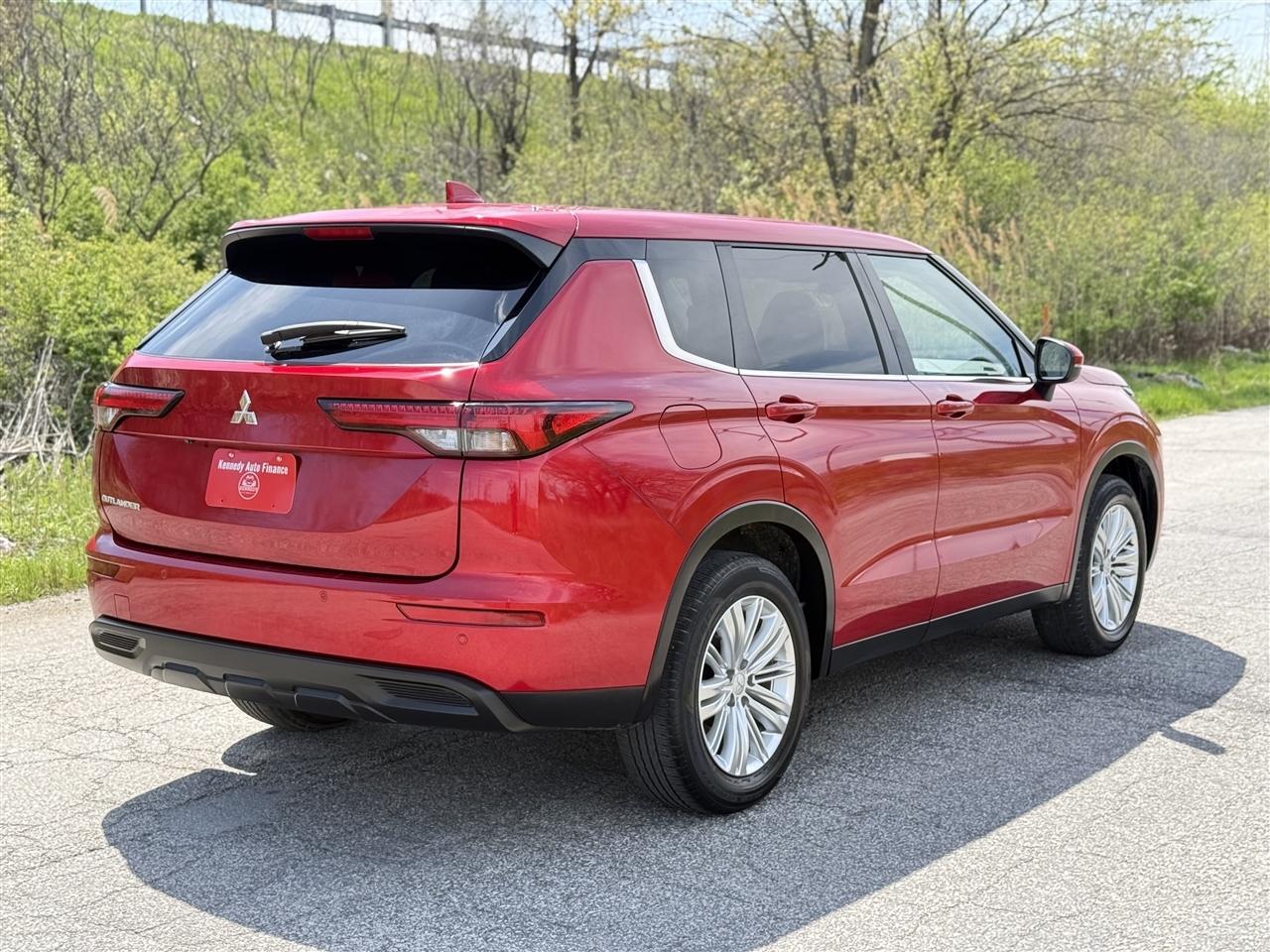 Mitsubishi Outlander ES FWD 2024