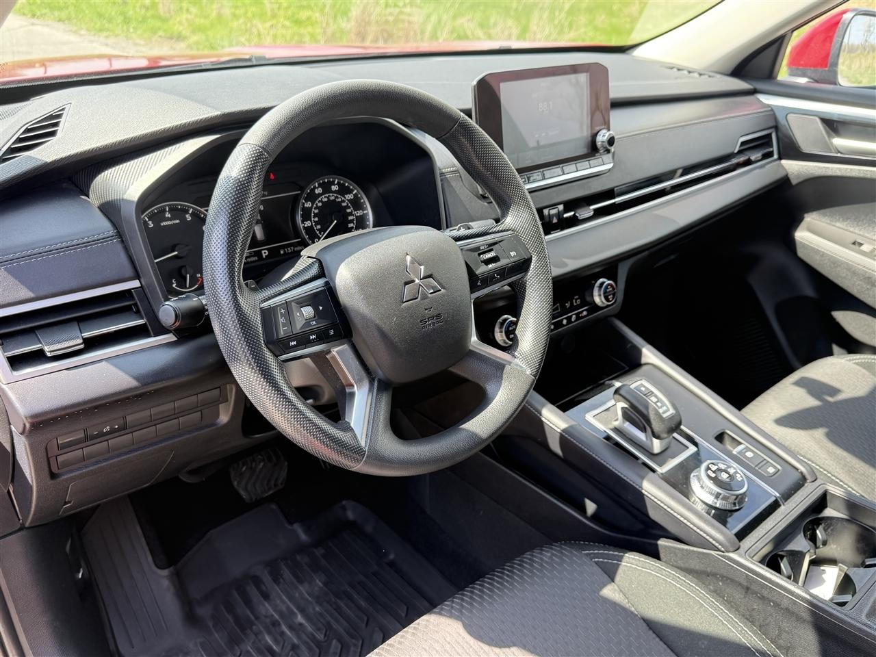 Mitsubishi Outlander ES FWD 2024