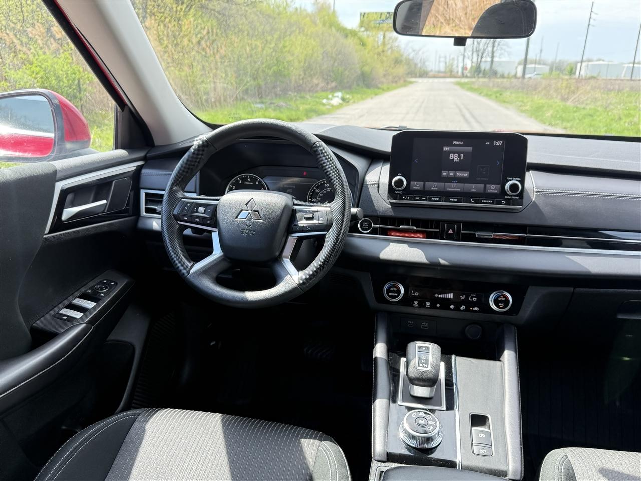 Mitsubishi Outlander ES FWD 2024