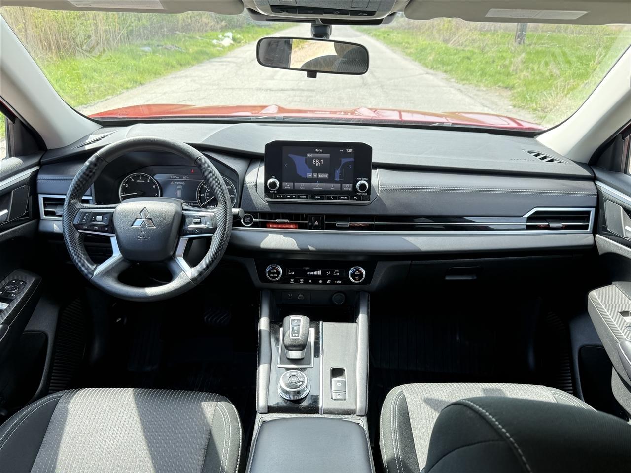 Mitsubishi Outlander ES FWD 2024