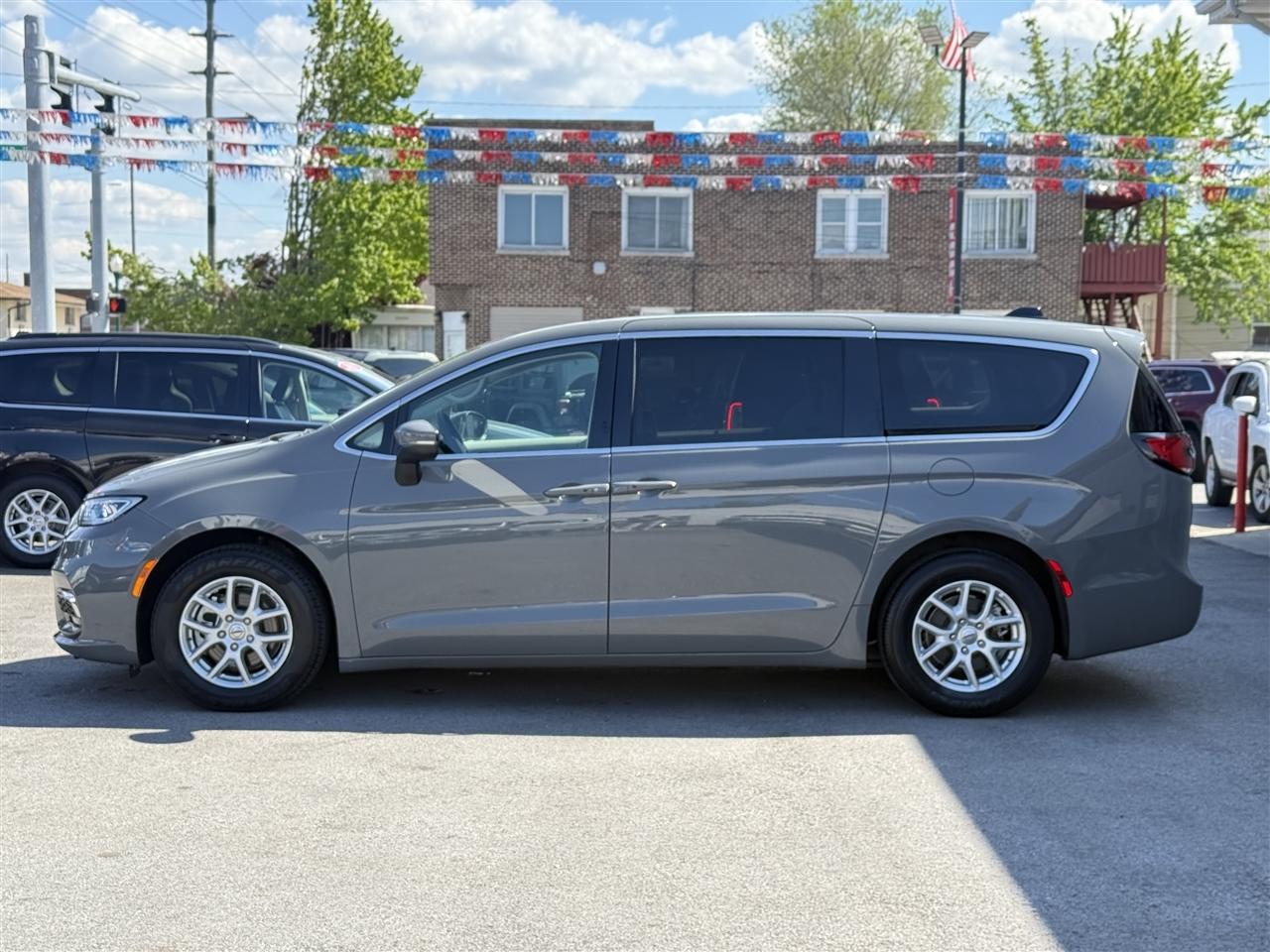 Chrysler Pacifica Touring L FWD 2023