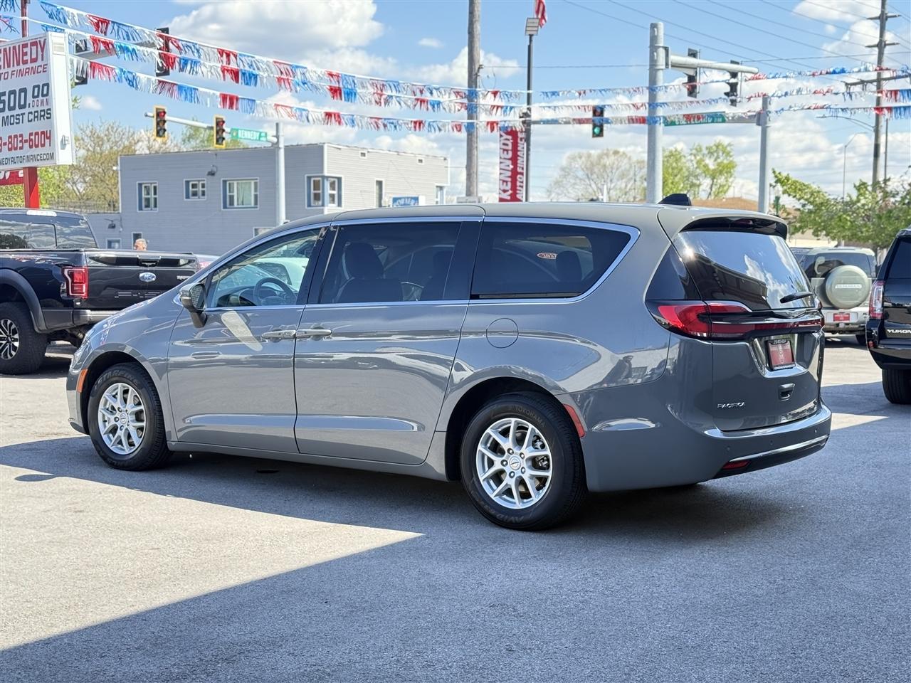 Chrysler Pacifica Touring L FWD 2023