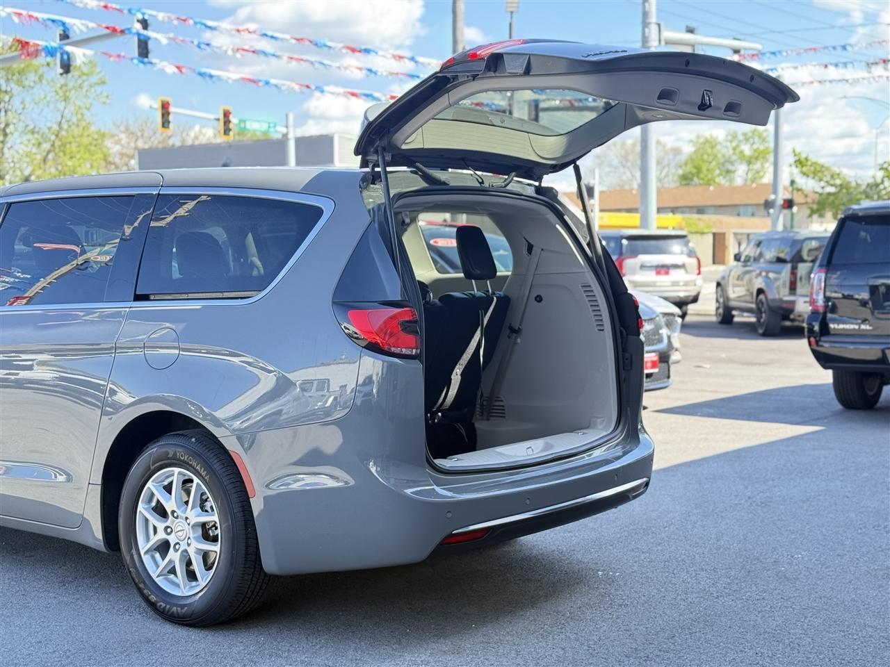 Chrysler Pacifica Touring L FWD 2023