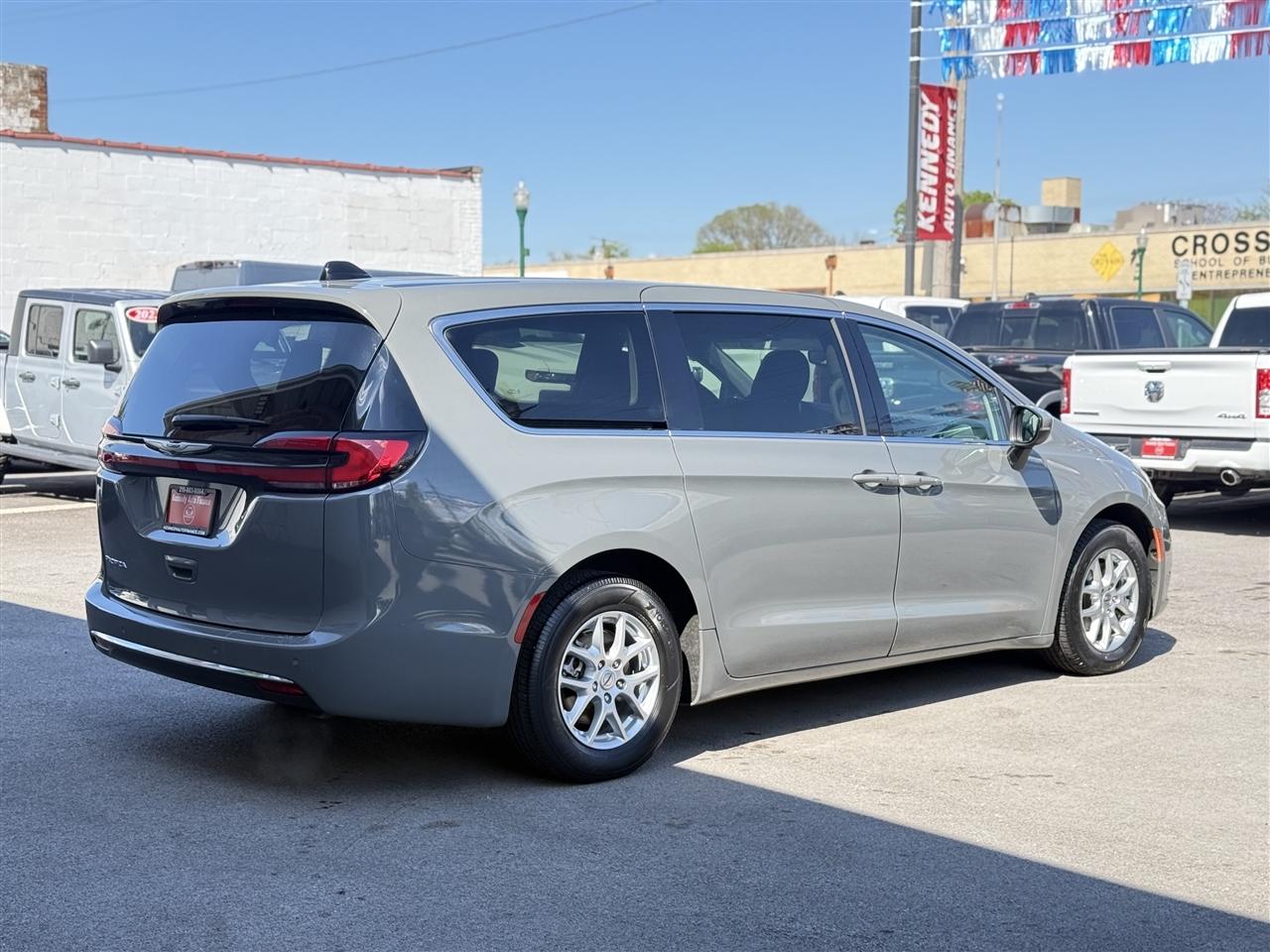Chrysler Pacifica Touring L FWD 2023