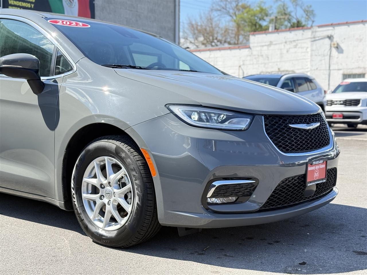 Chrysler Pacifica Touring L FWD 2023