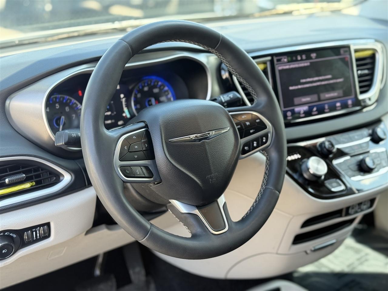 Chrysler Pacifica Touring L FWD 2023