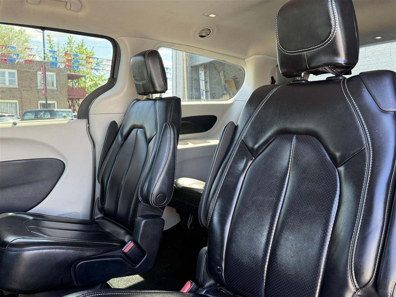 Chrysler Pacifica Touring L FWD 2023