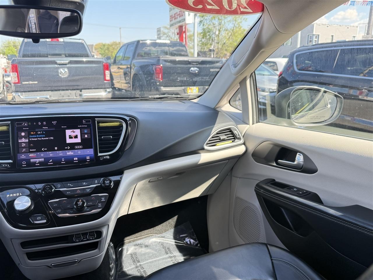 Chrysler Pacifica Touring L FWD 2023