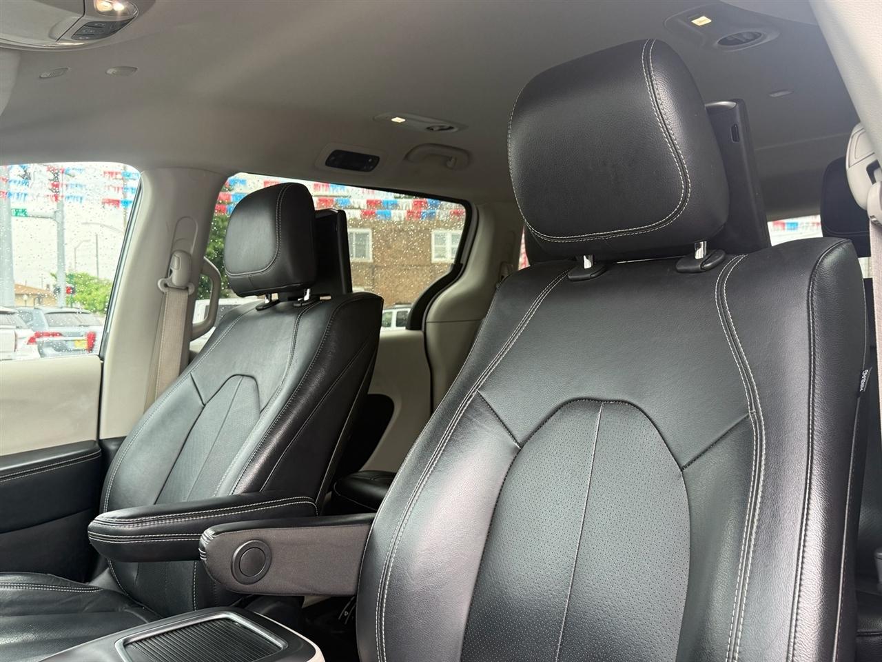 Chrysler Pacifica Hybrid Touring L FWD 2022
