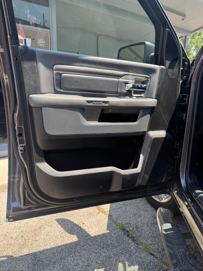 RAM 1500 SLT Crew Cab SWB 4WD 2016