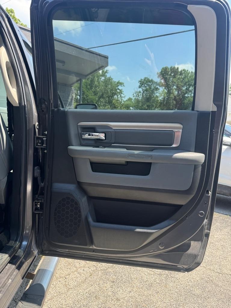 RAM 1500 SLT Crew Cab SWB 4WD 2016