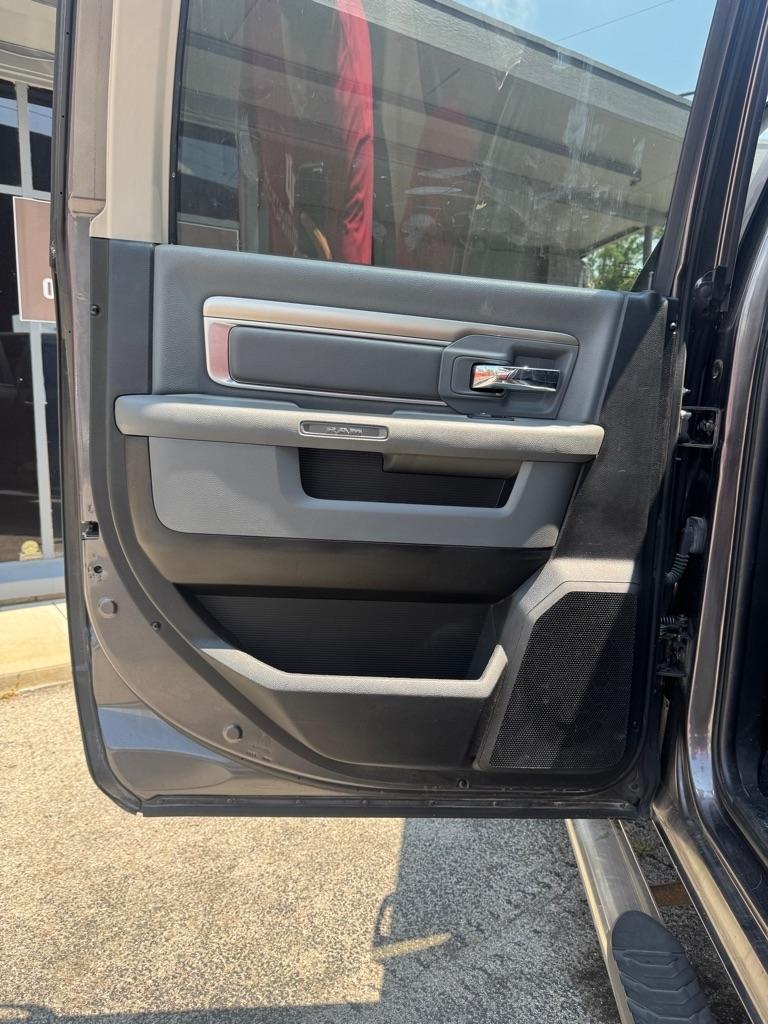 RAM 1500 SLT Crew Cab SWB 4WD 2016
