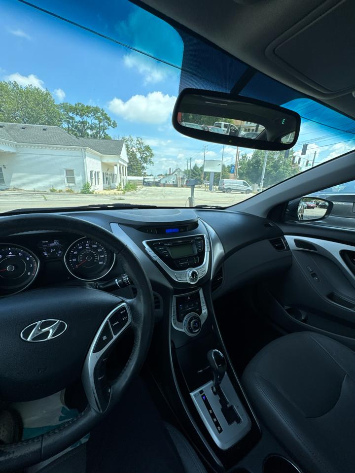 Hyundai Elantra  2012