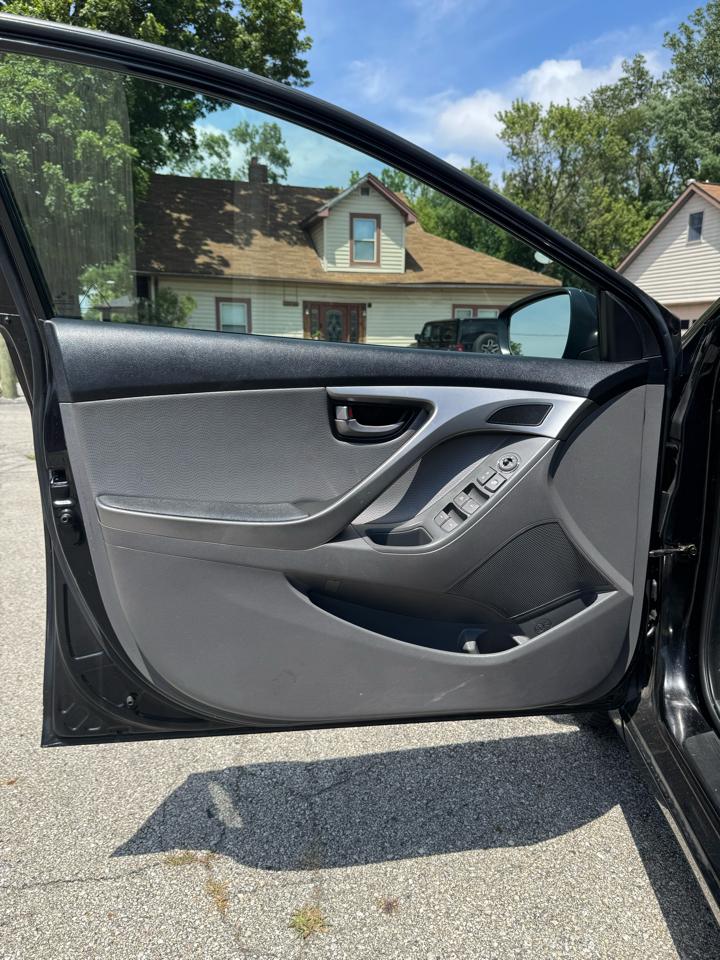Hyundai Elantra  2012