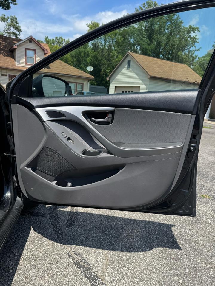 Hyundai Elantra  2012