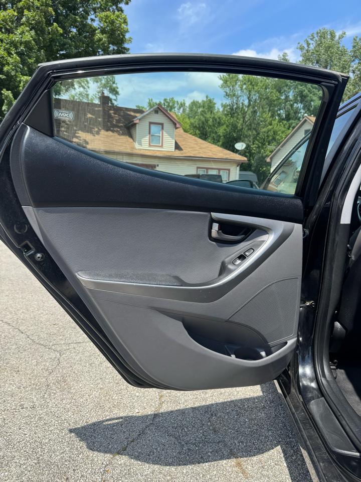 Hyundai Elantra  2012