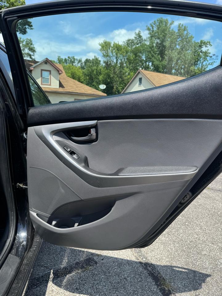 Hyundai Elantra  2012
