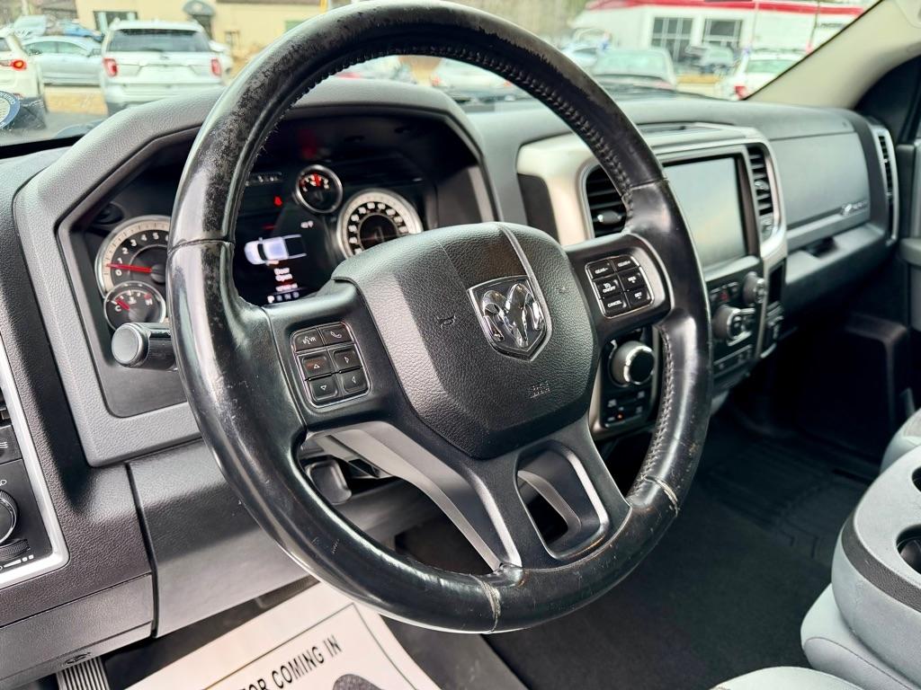 RAM 1500 SLT Quad Cab 4WD 2016