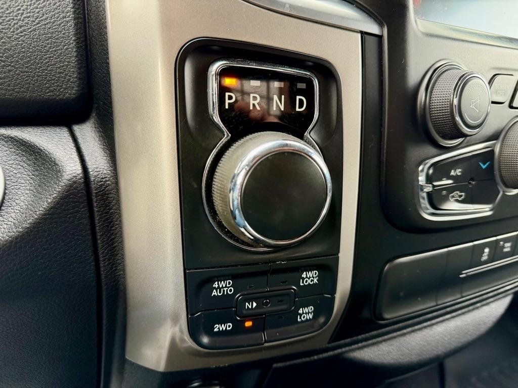 RAM 1500 SLT Quad Cab 4WD 2016