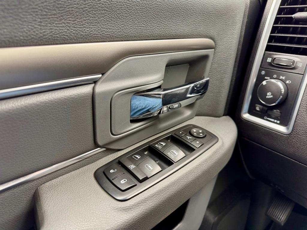 RAM 1500 SLT Quad Cab 4WD 2016