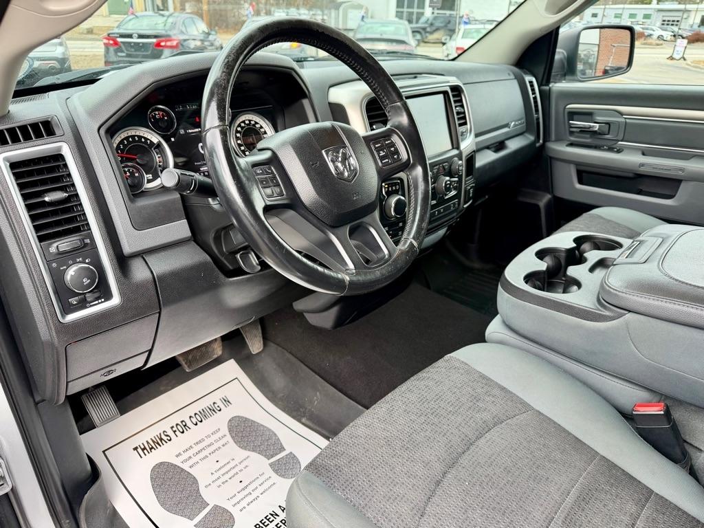 RAM 1500 SLT Quad Cab 4WD 2016