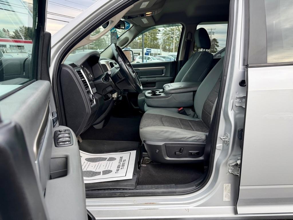 RAM 1500 SLT Quad Cab 4WD 2016