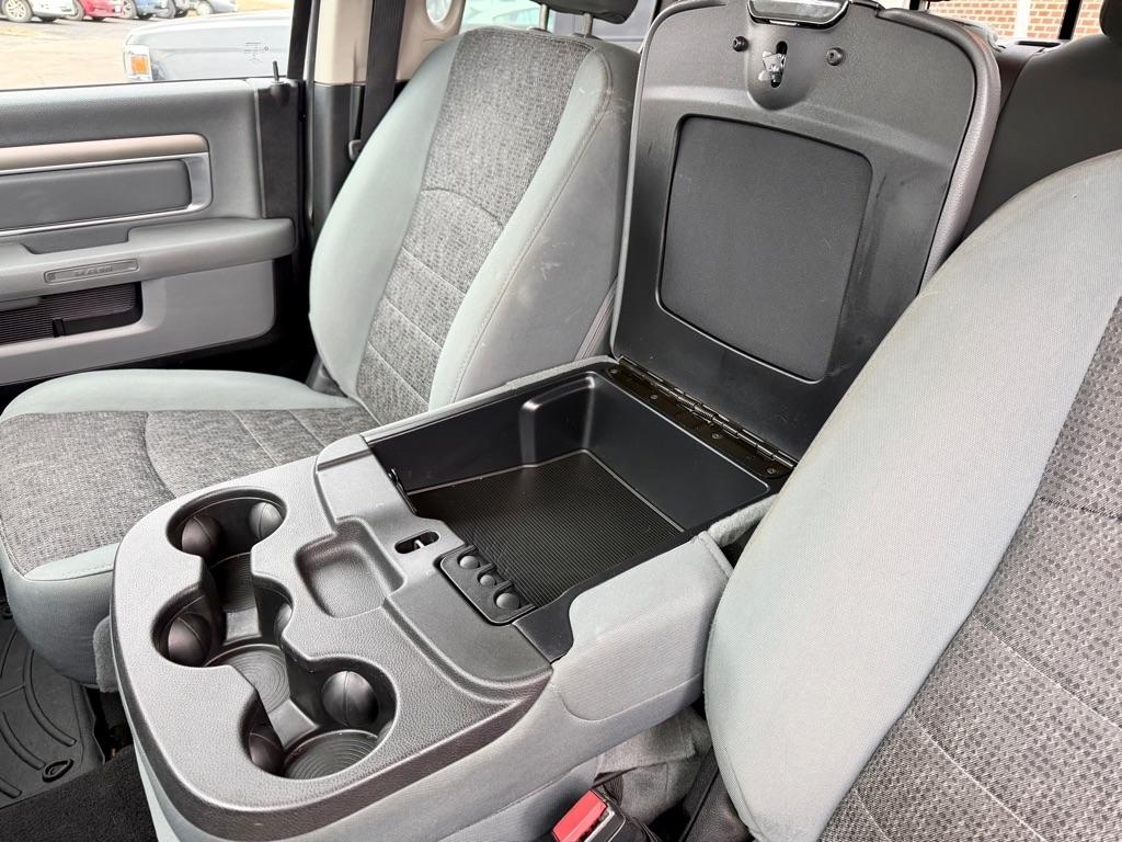 RAM 1500 SLT Quad Cab 4WD 2016