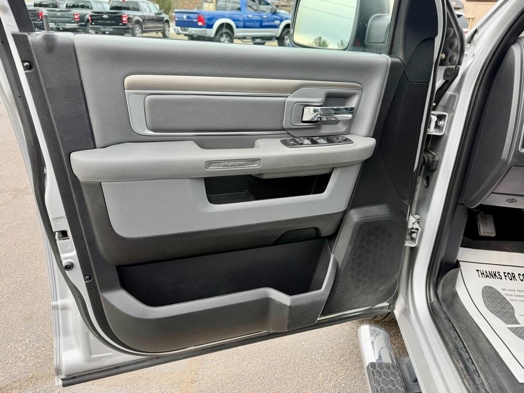 RAM 1500 SLT Quad Cab 4WD 2016