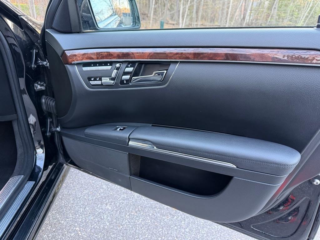 Mercedes-Benz S-Class S550 4-MATIC 2012