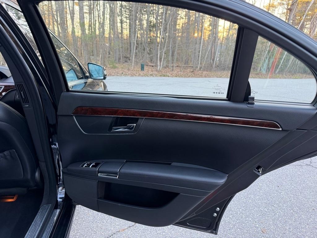 Mercedes-Benz S-Class S550 4-MATIC 2012