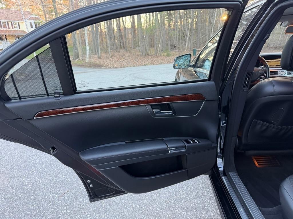 Mercedes-Benz S-Class S550 4-MATIC 2012