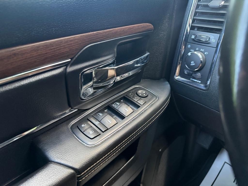 RAM 1500 Laramie Quad Cab 4WD 2016