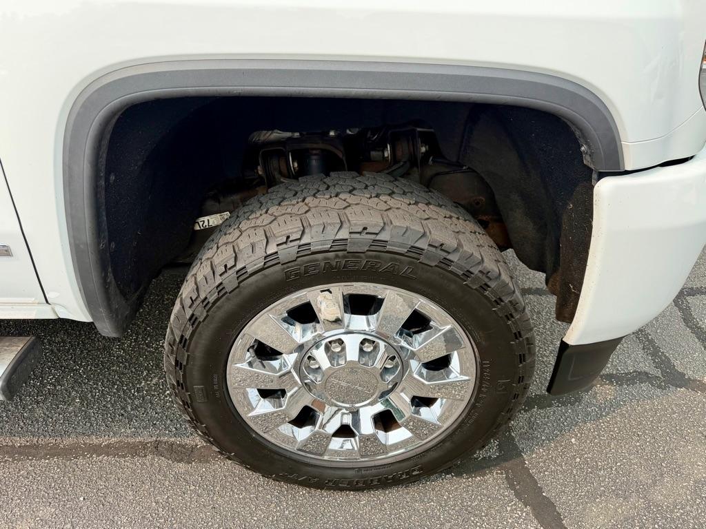 GMC Sierra 2500HD Denali Crew Cab 4WD 2017