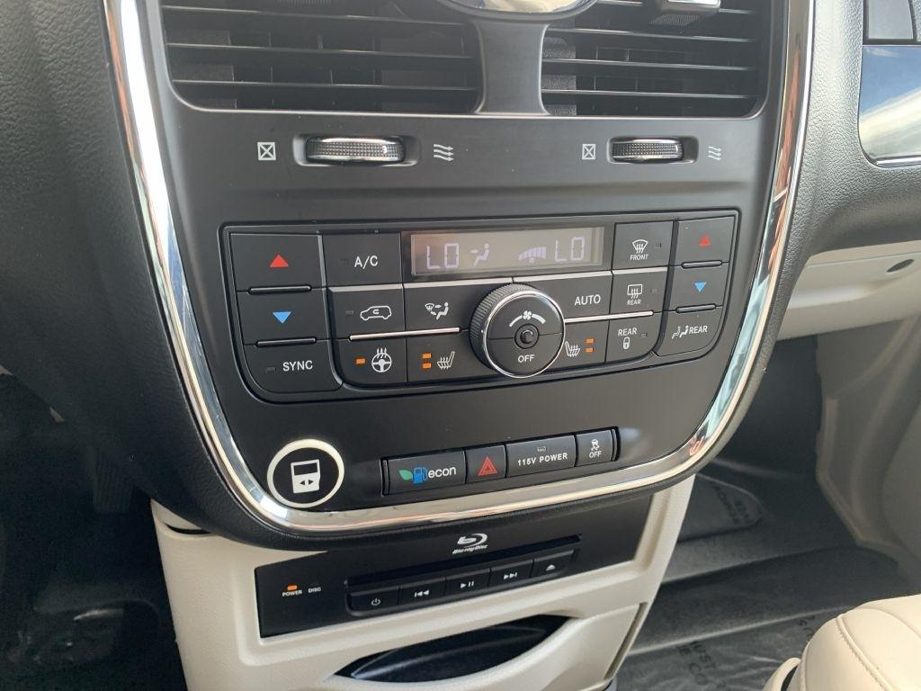 Chrysler Town & Country Limited 2014