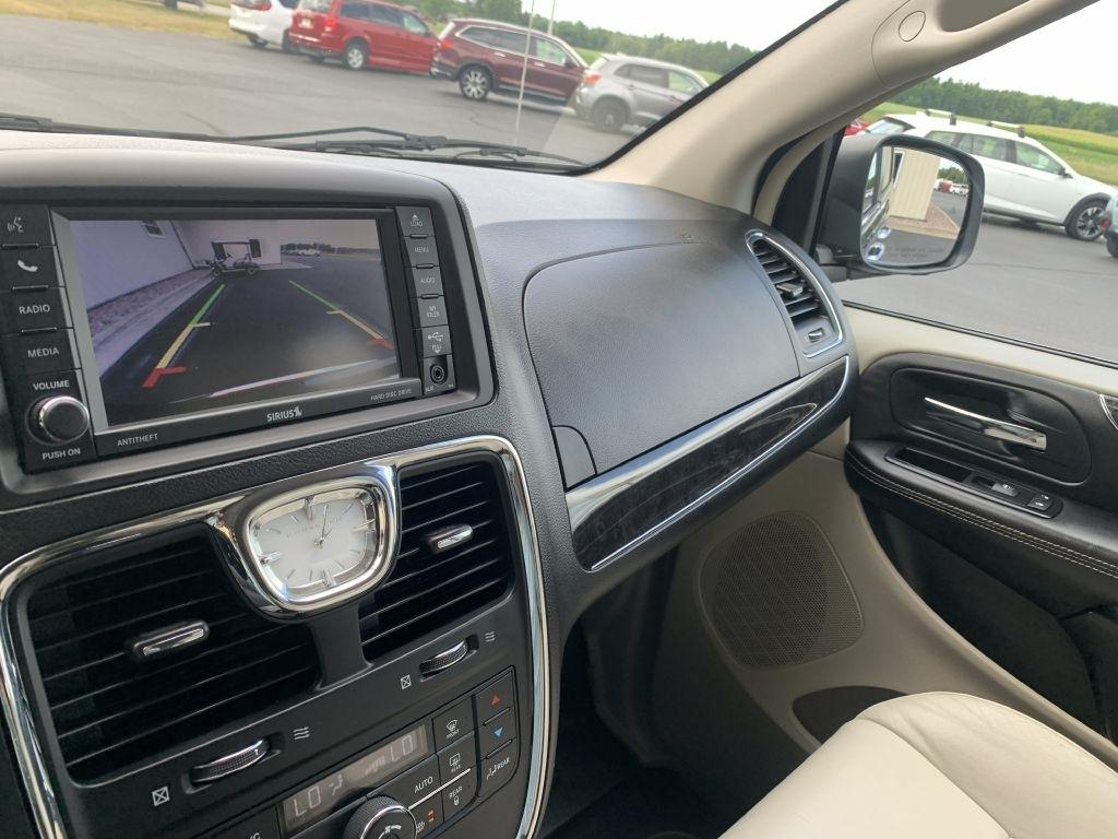 Chrysler Town & Country Limited 2014