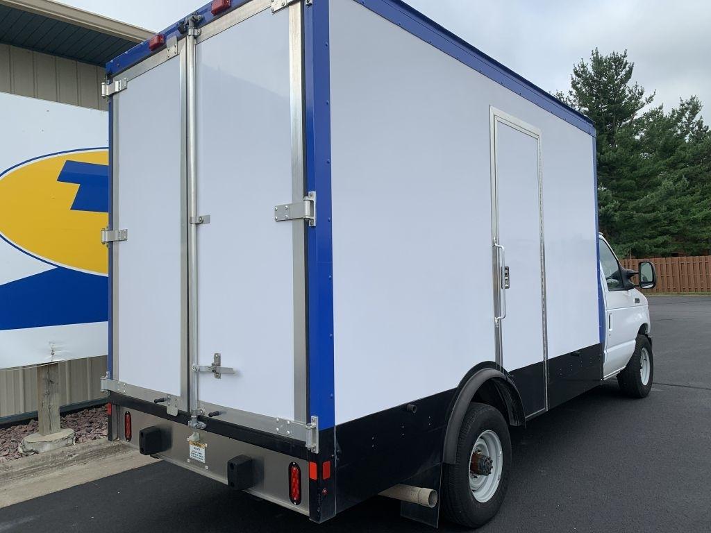 Ford Econoline E-350 Super Duty 2023