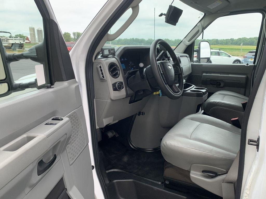 Ford Econoline E-350 Super Duty 2023