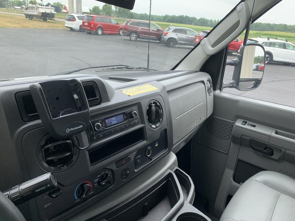 Ford Econoline E-350 Super Duty 2023