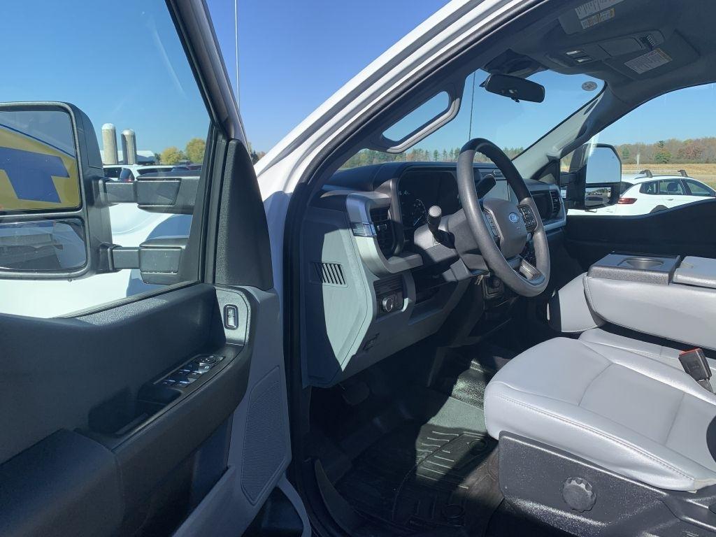 Ford F-250 SD Platinum Crew Cab 4WD 2025