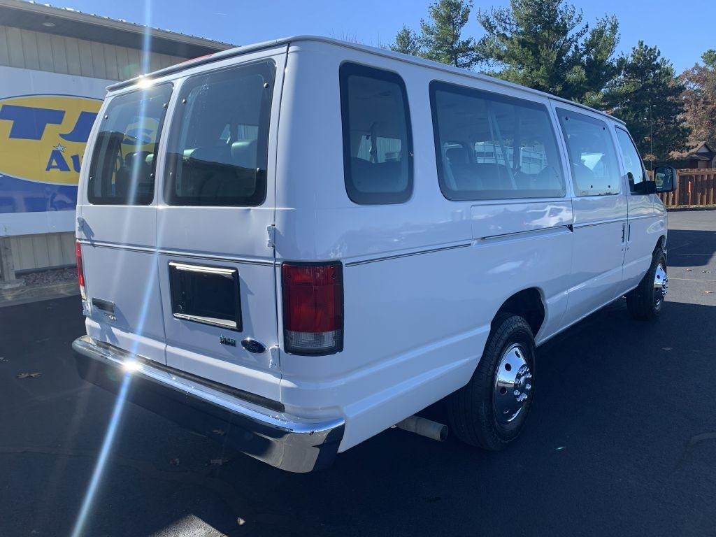 Ford Econoline E-350 XL Super Duty Extended 2011