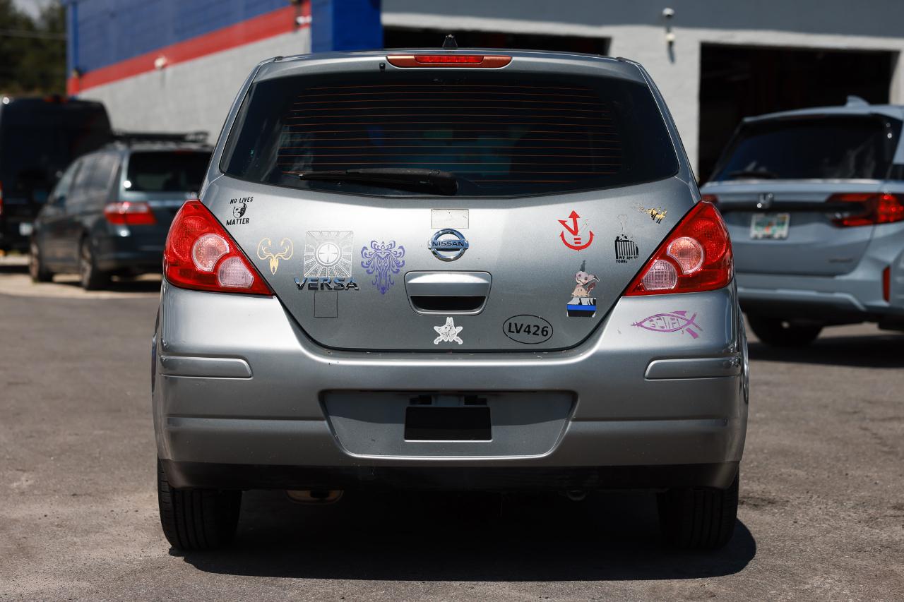 Nissan Versa 1.8 S Hatchback 2012