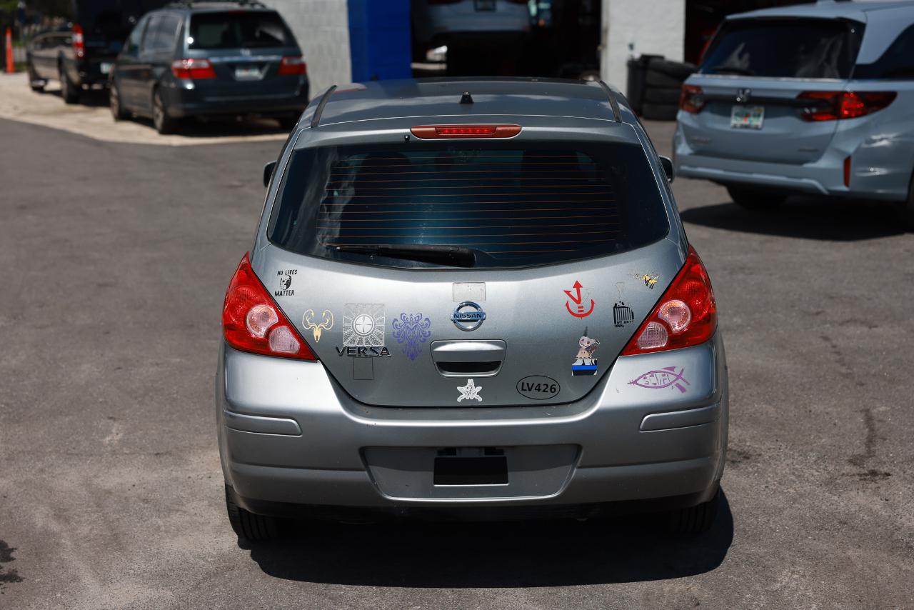Nissan Versa 1.8 S Hatchback 2012